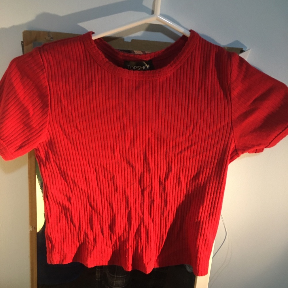 Red cropped tee-shirt
